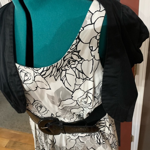 Knee length dress - Picture 2 of 3